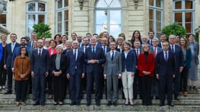 La photo officielle du gouvernement de Michel Barnier et ses ministres, le 27 septembre 2024 à Matignon.