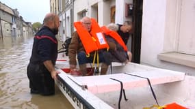 Des habitants de Crécy-la-Chapelle (Seine-et-Marne) sont évacués de leur domicile par les pompiers, le 11 octobre 2024