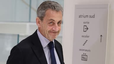 L'ancien président français Nicolas Sarkozy quitte son procès pour financement illégal de campagne électorale en provenance de Libye pour sa campagne présidentielle victorieuse de 2007, au tribunal de Paris, le 27 mars 2025.