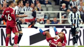 Virgil Van Dijk reste au sol après un tacle d'Anthony Gordon entre Newcastle et Liverpool en Premier League, le 26 août 2025