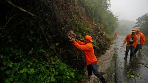 Des travailleurs évacuent les débris laissés par Nate sur les routes du Nicaragua, le 5 octobre 2017
