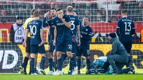 Le gardien de Bochum Patrick Drewes a reçu un projectile sur la tête lors d'Union Berlin-Bochum, le 14 décembre 2024.
