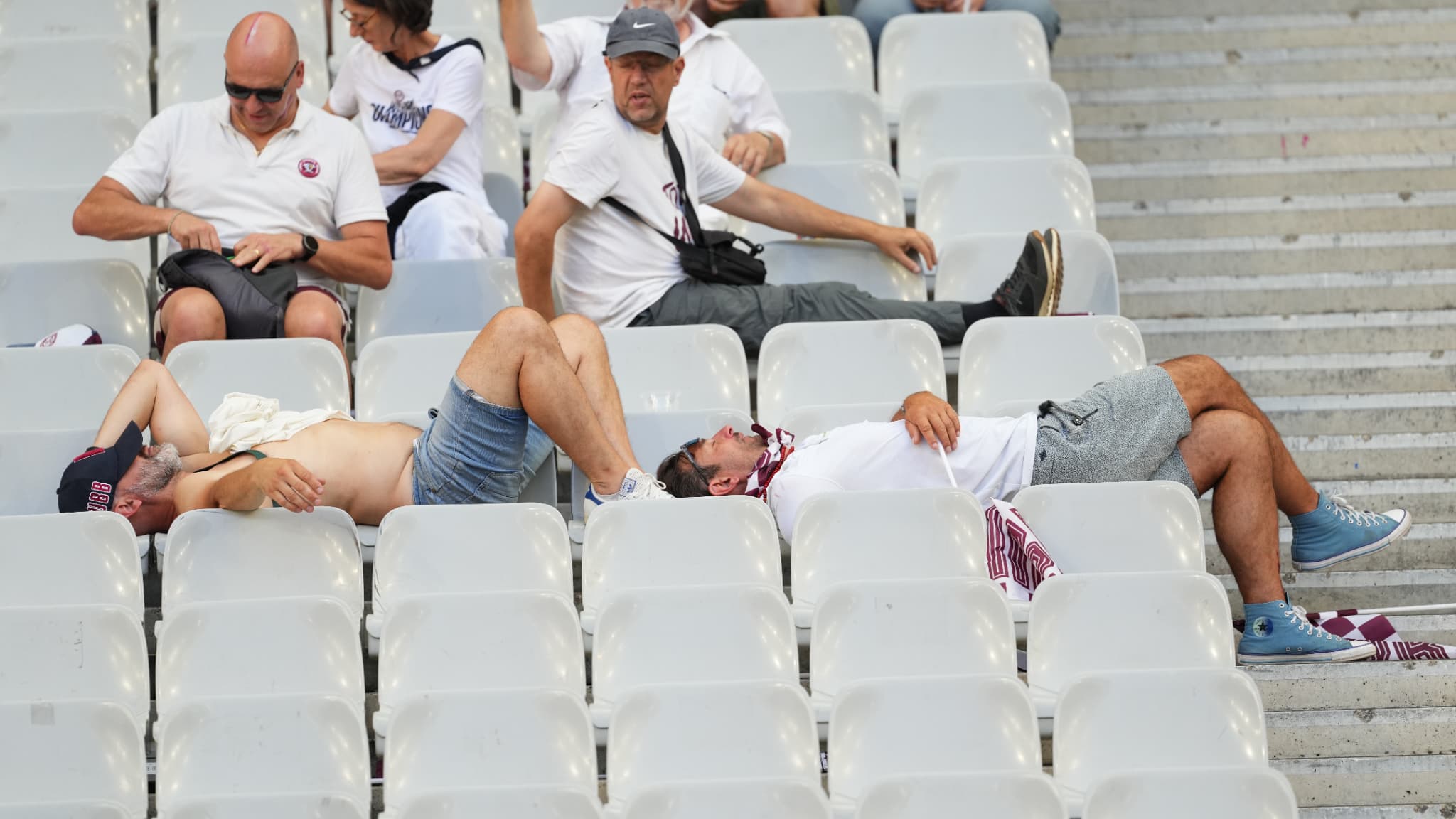 La chaleur fait des ravages dans les tribunes du Stade de France, le 28 juin 2025.