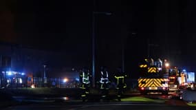 Des pompiers en intervention sur l'incendie qui s'est déclaré dans un bâtiment industriel loué par Bolloré Logistics à Grand-Couronne, au sud du Rouen, le 16 janvier 2023