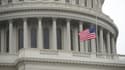 Un drapeau américain sur le Capitole à Washington DC.