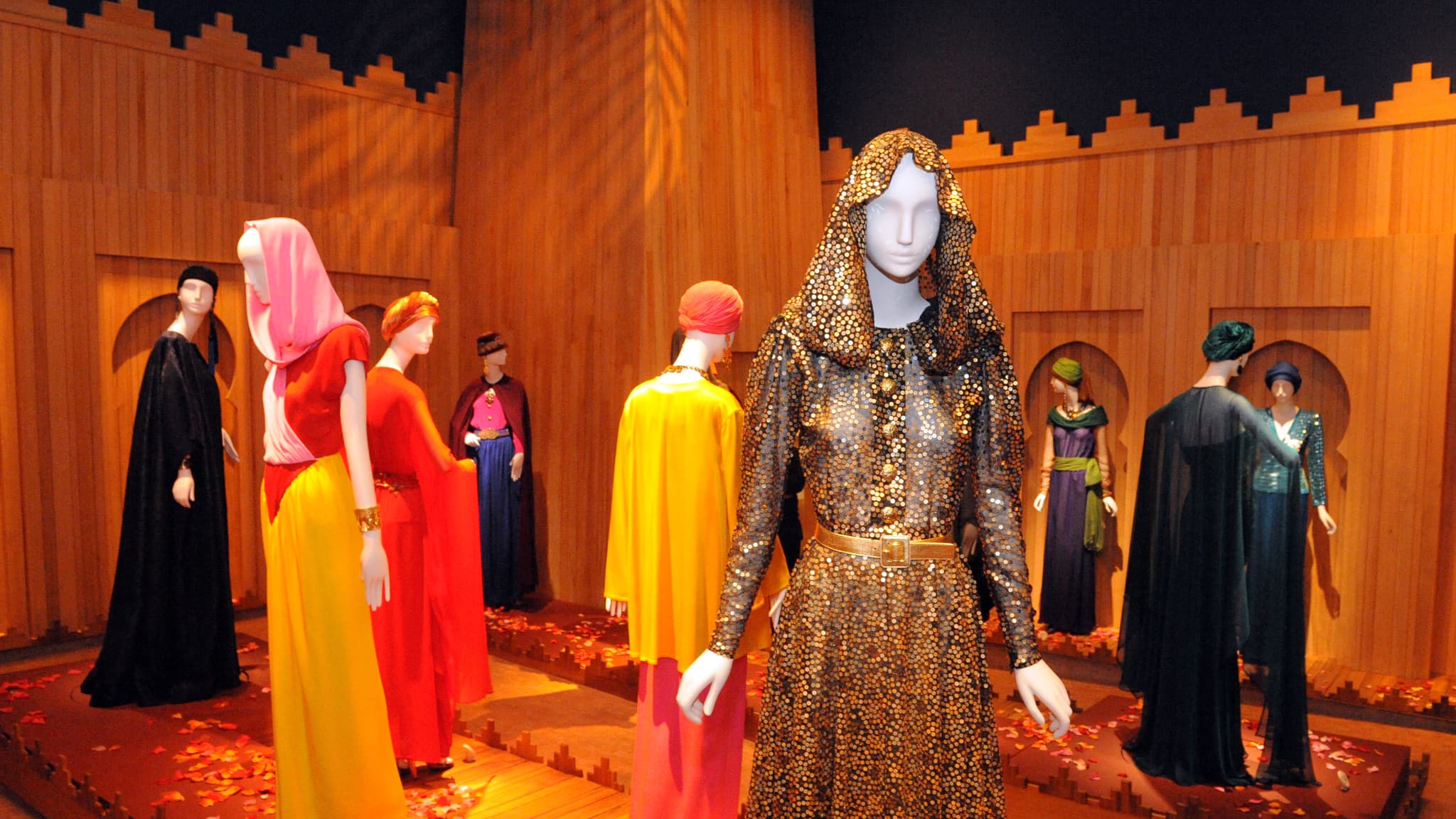 Vue de l'exposition "Yves Saint Laurent et le Maroc" au jardin Majorelle, le 25 novembre 2010.