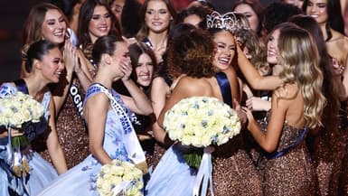 La nouvelle Miss France 2026, Miss Tahiti Hinaupoko Deveze (au centre), célèbre sa victoire avec les autres candidates après avoir remporté le concours de beauté Miss France 2026 au Zénith, à Amiens, dans le nord de la France, le 6 décembre 2025.