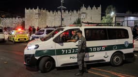 La police israélienne et les gardes-frontières se déploient près de la scène d'une tentative d'attaque à l'arme blanche à la porte de Damas de la vieille ville de Jérusalem, le 15 septembre 2024.