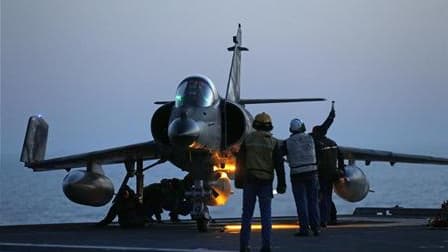 Un "Super Etendard", sur le pont du porte-avions Charles-de-Gaulle, en Méditerranée. Les deux tiers des Français (66% contre 34%) approuvent l'intervention des forces occidentales en Libye, selon un sondage Ifop pour Ouest France Dimanche. /Photoprise le