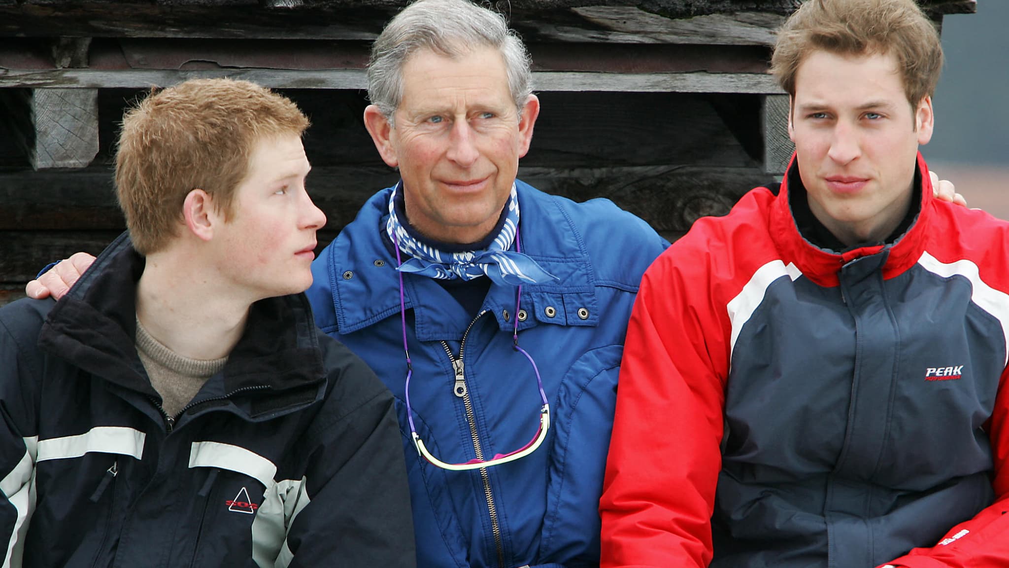 Le prince Charles entouré de ses fils Harry et William en 2005 en Suisse. Le prince Charles entouré de ses fils Harry et William en 2005 en Suisse.