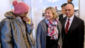 La maire de Calais Natacha Bouchart (centre-LR), accompagnée du ministre de l'Intérieur Bernard Cazeneuve (droite), visite un centre d'accueil de migrants à Calais