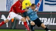 Diego Perez à la lutte avec un joueur suisse