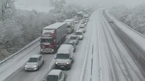 Au niveau du col de la Rossatière, en Isère, des centaines de véhicules ont été bloqués par la neige, mercredi soir.