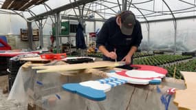 Une vingtaine de bénévoles de Sélestat mettent la main à la pâte pour aider à la conception des décorations de Noël. 