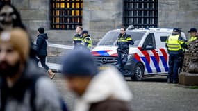Des policiers néerlandais patrouillent sur la place du Dam à Amsterdam, le 9 novembre 2024.
