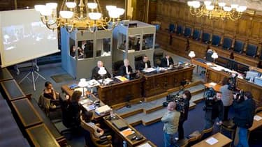 Au premier jour du procès en appel de la catastrophe de l'Erika, à Paris. La cour d'appel de Paris a confirmé la condamnation pénale de Total pour le naufrage du pétrolier Erika au large de la Bretagne en 1999 et porté de 192,5 à 200,6 millions d'euros le