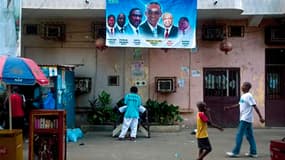 Affiche électorale à Conakry. Après plusieurs décennies de régime autoritaire, les Guinéens se rendent aux urnes ce dimanche pour désigner leur président dans un second tour aux allures de duel potentiellement explosif entre les deux principales communaut