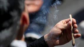 Un fumeur de cannabis en mai 2016 à Paris.