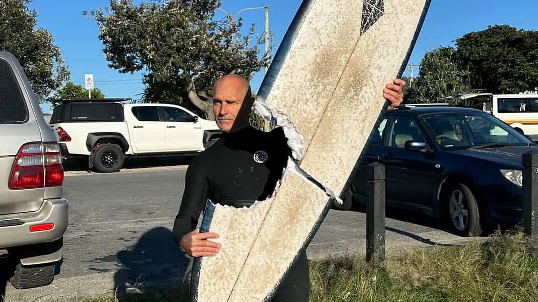 "LA PLANCHE A EXPLOSÉ": UN SURFEUR SURVIT MIRACULEUSEMENT À UNE ATTAQUE DE REQUIN EN AUSTRALIE