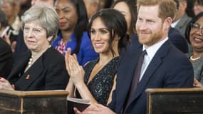 De gauche à droite: Theresa May, Meghan Markle et le Prince Harry, le 23 avril 2018 à Londres.