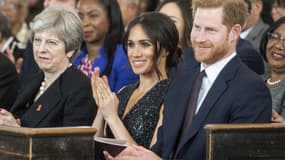 De gauche à droite: Theresa May, Meghan Markle et le Prince Harry, le 23 avril 2018 à Londres.