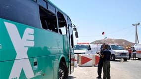 Services médicaux israéliens sur les lieux de l'attaque d'un autocar, au nord de la ville israélienne d'Eilat. L'attaque de plusieurs véhicules qui circulaient dans le sud d'Israël a fait au moins six morts, jeudi, selon un porte-parole des ambulanciers d