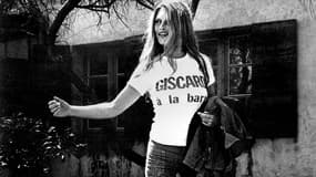 Brigitte Bardot le 8 mai 1974, arborant un t-shirt de soutien de la campagne présidentielle de Giscard d’Estaing.