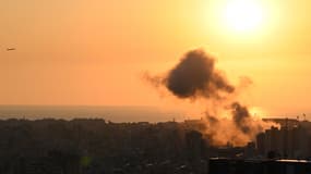 De la fumée s'élève du site d'une frappe aérienne israélienne sur le quartier de Shiyah, dans la banlieue sud de Beyrouth, le 28 septembre 2024