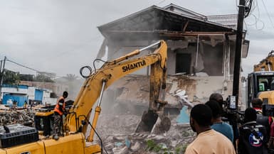 Détruction de bâtiments construits illégalement à Kinshasa, en RDC, le 8 mai 2025.