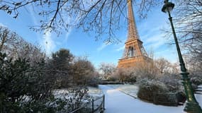 La tour Eiffel sous la neige jeudi 18 janvier.