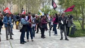 Des syndicalistes se sont rassemblés avec des casseroles à l'occasion de la visite du ministre de l'Education nationale.