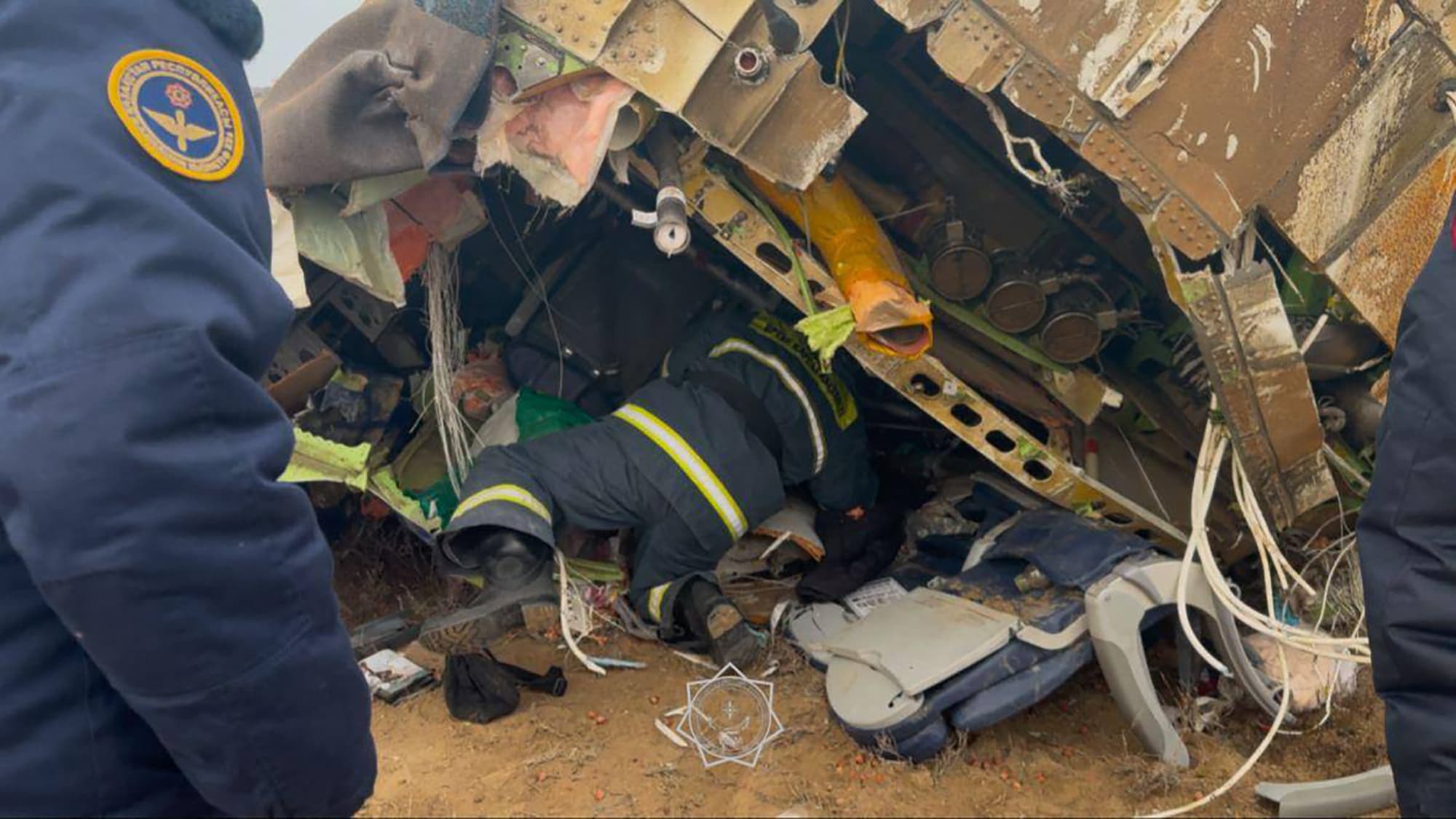 Des spécialistes des situations d'urgence travaillent sur le site du crash d'un avion de ligne d'Azerbaïdjan Airlines près de la ville d'Aktau, dans l'ouest du Kazakhstan, le 25 décembre 2024.