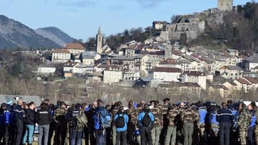 Les gendarmes s'apprêtent à aller sur le site du crash de l'Airbus A320, à Seyne-les-Alpes, le 2 avril 2015
