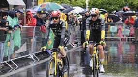Jonas Vingegaard et Wout Van Aert avant le départ de la 2e étape du Tour de France, le 6 juillet 2025.