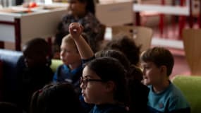 Cette photographie montre des élèves d’école primaire levant la main pour prendre la parole, à Colomiers, dans le sud-ouest de la France, le 14 mars 2025.Illustration
