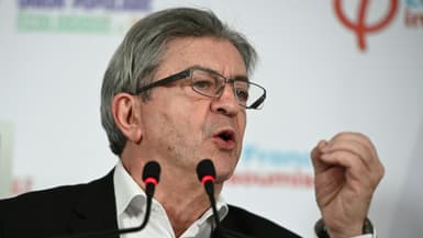 Le leader de LFI Jean-Luc Mélenchon tient une conférence de presse le 27 mars 2023 à Paris 