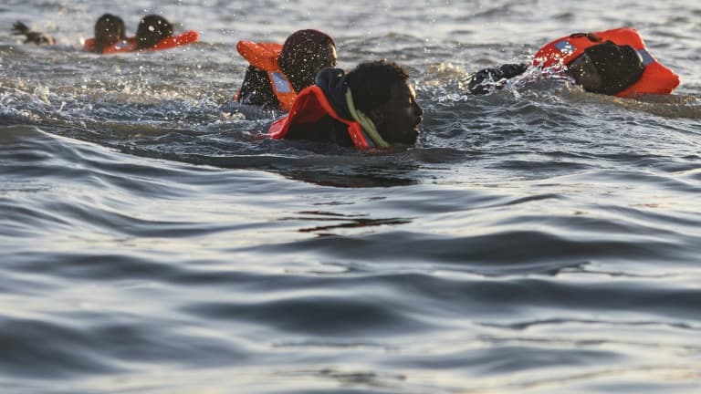 Des migrants nagent alors qu'ils tentent de monter à bord d'un bateau de passeurs pour traverser la Manche au large de la plage de Gravelines, le 16 juin 2025 dans le Nord. (Illustration)