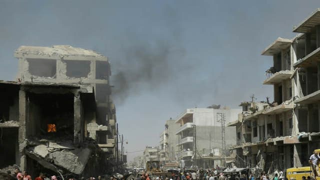 Des images de l'attentat montrent un secteur dévasté, une chaussée recouverte de débris et plusieurs immeubles très endommagés
