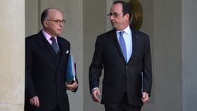 L'ancien chef de l'État François Hollande et son ministre de l'Intérieur de l'époque, Bernard Cazeneuve. (Photo d'illustration)