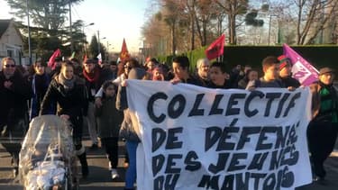 Une marche en soutien aux jeunes interpellés a eu lieu ce mercredi à Mantes-la-Jolie.