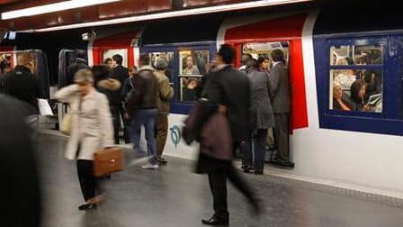 Sur le quai de la gare Auber, à Paris. Les grèves contre la réforme des retraites en France se sont poursuivies mercredi matin dans les transports et dans le secteur de l'énergie, tandis que le gouvernement réaffirmait qu'il ne modifierait pas son projet.