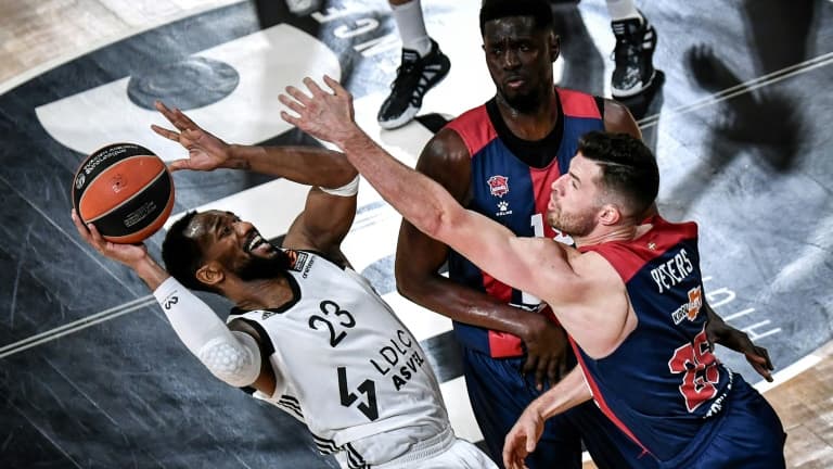L'Américain de l'ASVEL Lyon-Villeurbanne, David Lighty, face à son compatriote du Vitoria Baskonia Alec Peters, lors de leur match de l'Euroligue, le 27 janvier 2021 à l'Astroballe Arena
