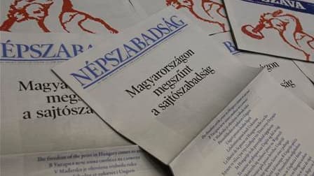 "Une" de deux quotidiens hongrois qui protestent contre la nouvelle loi sur les médias. La présidence hongroise de l'UE est entrée en zone de turbulences dès lundi, avec l'annonce par Bruxelles d'une enquête sur la légalité de "l'impôt de crise" imposé pa
