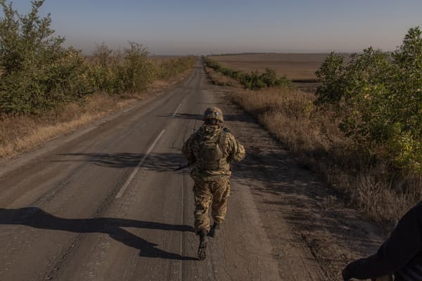 Un soldat ukrainien de la 65e brigade mécanisée marche sur une route près du village de Robotyne, dans la région de Zaporizhzhia, le 1er octobre 2023, alors que la Russie envahit l'Ukraine. Lorsque l'Ukraine a annoncé la libération du village de Robotyne le 28 août 2023, le message envoyé au monde était qu'une percée du front russe était enfin possible sur la ligne de front méridionale. Six semaines plus tard, les soldats ukrainiens de la 65e brigade, les premiers à être entrés dans le village, admettent que leur contrôle reste partiel, s'adressant aux journalistes de l'AFP dans une zone habituellement fermée aux médias.