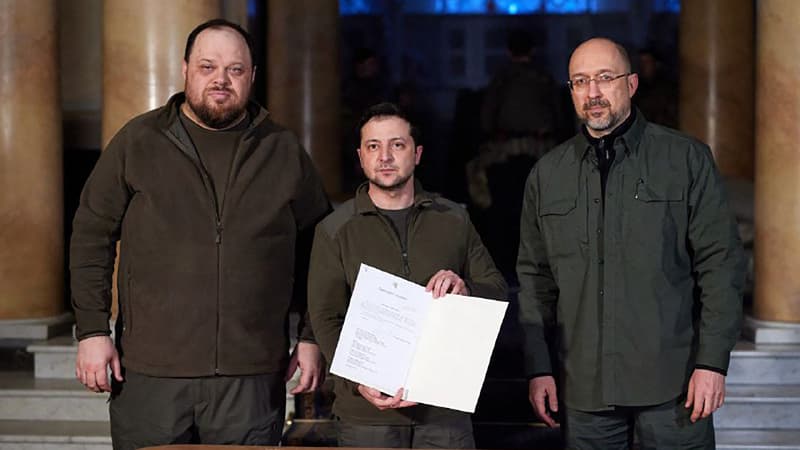 Le président du Parlement ukrainien Rouslan Stefantchouk, le président ukrainien Volodymyr Zelensky et le Premier ministre Denys Chmyhal (de gauche à droite) après avoir signé la demande d'adhésion à l'UE le 28 février 2022