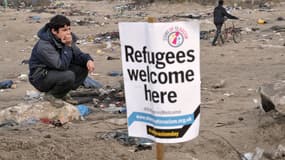 Un migrant non loin du port de Calais lors de la manifestation de samedi