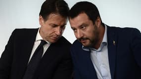 Le président du Conseil italien Giuseppe Conte et le ministre de l'Intérieur Matteo Salvini lors d'une conférence de presse le 15 novembre à Rome.