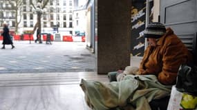 Une femme sans-abri, s'abrite du froid dans un hall d'immeuble, le 30 Janvier 2012 à Tours.
