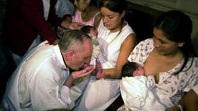 Encore archevêque en 2005, le pape François donnait des cérémonies de baoins de pieds à Buenos Aires.