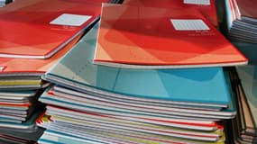 Des fournitures scolaires dans un centre géré par le Secours populaire et  Caritas venant en aide à des familles ne bénéficiant pas de l'Allocation de rentrée scolaire (ARS), le 11 août 2023 à Strasbourg 